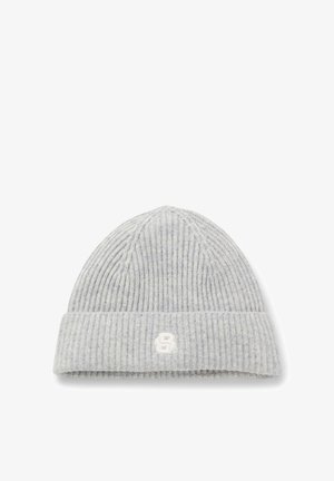 Bonnet en tricot gris avec texture côtelée et revers replié. Présente un petit logo blanc à l'avant. Le matériau semble doux et chaud.