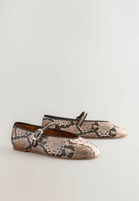 REGULAR FIT - FOREVER COMFORT ROUND TOE MARY JANE - Baletkurpes ar siksniņu ap potīti - snake