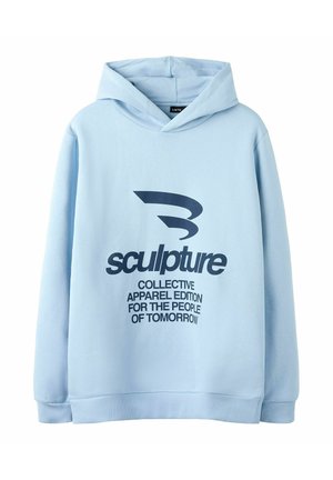 Felpa con cappuccio azzurro chiaro con testo e logo blu scuro che recita "Sculpture Collective Apparel Edition for the People of Tomorrow" sul davanti.
