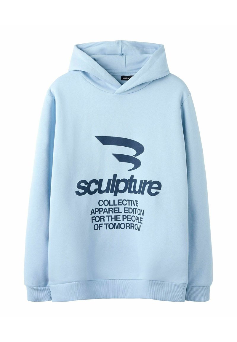 Lichtblauwe hoodie met donkerblauwe tekst en logo met de tekst "Sculpture Collective Apparel Edition voor de Mensen van Morgen" op de voorkant.