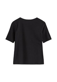 Svart t-shirt med kort ärm och rundad halsringning, tillverkad av slät tyg, med en enkel design och en lös passform. Ingen synlig detalj.