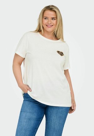 Witte t-shirt met korte mouwen van zachte stof, voorzien van een hartpatch met luipaardprint op de borst, gecombineerd met blauwe jeans. Casual fit.