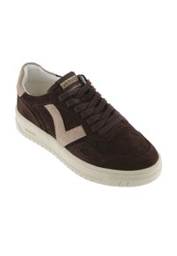 Sneaker in pelle scamosciata marrone con accenti beige, dotato di punte perforate, lacci e suola ammortizzata. Logo del marchio visibile sulla linguetta.