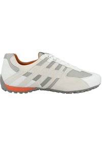 Vit och grå atletisk sko med orange detaljer, paneler av nät och mocka, snörning och en texturerad grå sula.