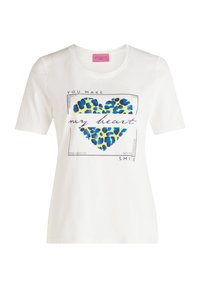 T-shirt en coton blanc à manches courtes, avec un imprimé graphique de cœur en léopard bleu et vert et le texte imprimé : "VOUS FAITES SOURIRE MON CŒUR."