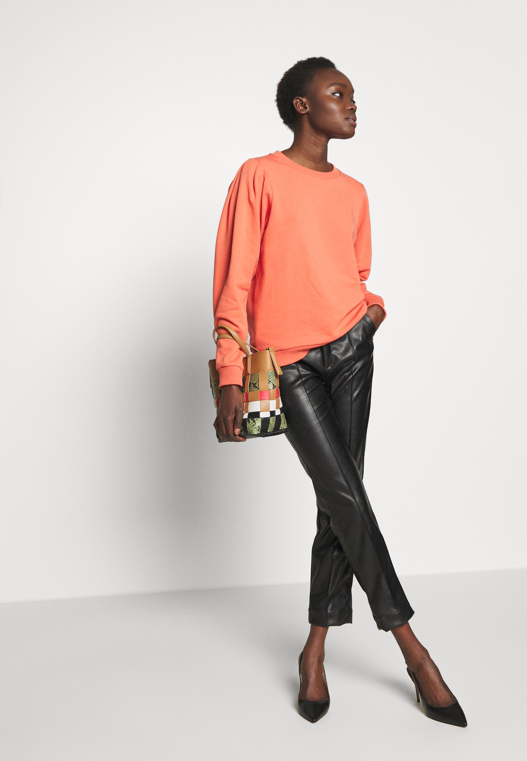 Bruuns Bazaar PARLA MALLY Sweatshirt poppy red Zalando.at Crewneck Sweatshirt Poppy Red bis zu 70 % | AFOUND
