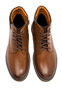 Brązowe skórzane botki o gładkim wykończeniu, okrągłym nosku, brązowych sznurówkach i bocznych zamkach błyskawicznych. Pomarańczowa podszewka i brązowe akcenty na kołnierzu.