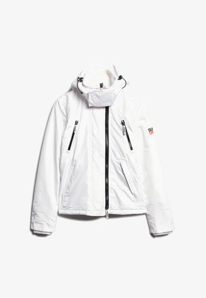 Hvid hættejakke med to lynlåslommer på brystet og to nederste sidelommer. Har sorte lynlåsdetaljer og en blød indvendig krave.