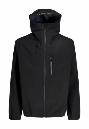 Crna jakna s kapuljačom, prednjim patentnim zatvaračem, patentnim džepom na prsima, elastičnim manžetama i natpisom "TECH FUSION" na rubu kapuljače.