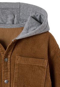 Braune Cordjacke mit großer Fronttasche, Metallknöpfen und angenommener grauer Stoffkapuze, die nach außen gefaltet ist.