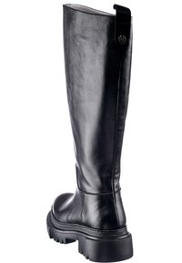 Botte noire en cuir montant jusqu'au genou, avec une semelle épaisse à crampons et une languette à l'arrière en haut.