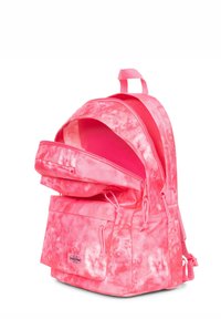 Rosa tie-dye ryggsäck med dubbla fack, justerbara remmar och framficka med en logo. Tillverkad av slitstark tyg med en slät yta.