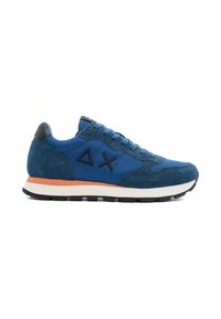 Blauer Sportschuh aus einer Mischung von Wildleder und Mesh, mit schwarzen Akzenten, weißer Zwischensohle und einem orangefarbenen Details an der Außensohle. Schn�ürdesign.