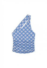 Top azul de un solo hombro con un diseño fruncido; presenta un patrón floral repetido en acentos blancos y rojos. Tejido suave y elástico.