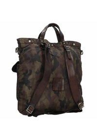 Borsa a spalla con motivo camouflato in nylon, con manici e dettagli in pelle marrone scuro. Presenta una patch in pelle frontale e una tracolla regolabile.