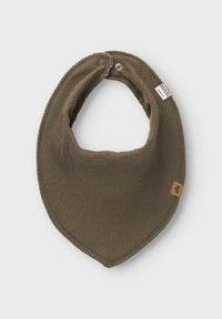 Scalda collo in tessuto rigato marrone con forma a bandana, chiusure a pressione e un piccolo tag con logo sul lato. Texture morbida e design senza cuciture.