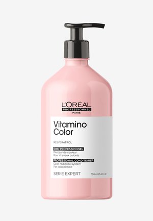 Roze fles met een pompdispenser, gelabeld "L'Oréal Professionnel Paris Vitamino Color." Witte tekst met details voor haarkleurbehandeling. 750 ml.