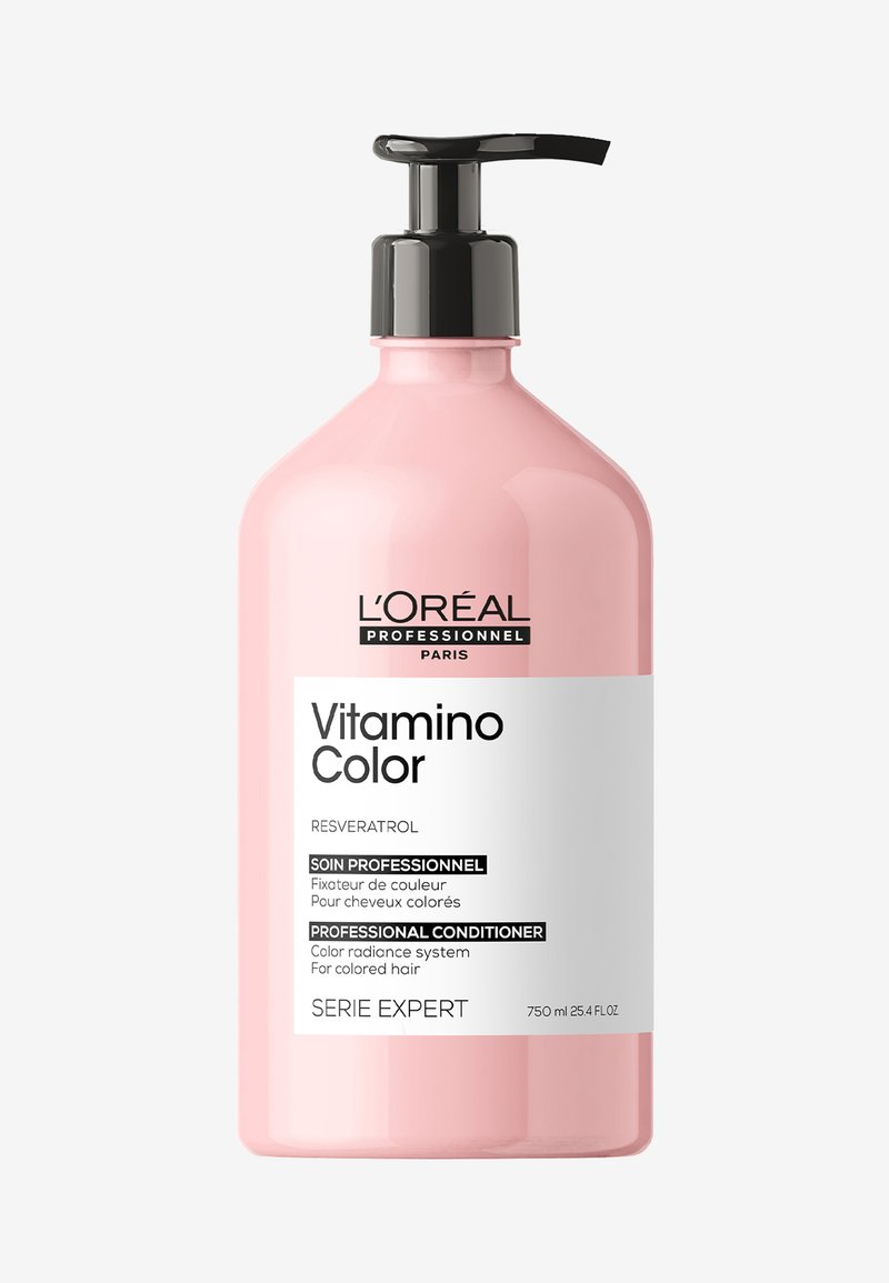 Roze fles met een pompdispenser, gelabeld "L'Oréal Professionnel Paris Vitamino Color." Witte tekst met details voor haarkleurbehandeling. 750 ml.