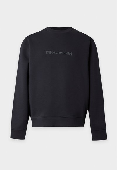 Sweat-shirt noir à manches longues avec col rond, logo Emporio Armani imprimé en gris foncé centré sur la poitrine.