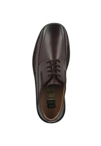 Chaussure habillée en cuir marron avec un bout arrondi, un design à lacets et une texture lisse. Présente un ajustement large et de subtils accents de couture.