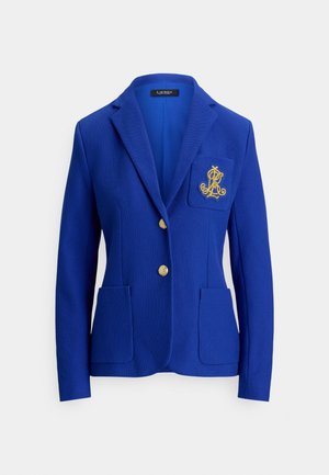 Blazer azul feito de tecido texturizado, com design de abotoamento simples, dois bolsos frontais, botões dourados e um logotipo bordado no peito.