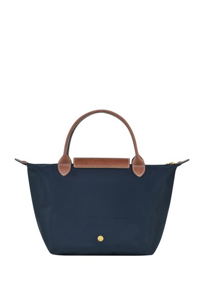 Marineblaue Nylontasche mit braunen Lederelementen, zwei Griffen und einem magnetischen Verschluss. Sie verfügt über eine rechteckige Form und eine vordere Einschubtasche.