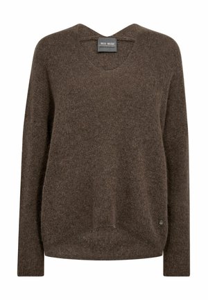 Maglione marrone a maniche lunghe con scollo a V, realizzato in un tessuto morbido e texture. Presenta un piccolo logo metallico all'orlo.