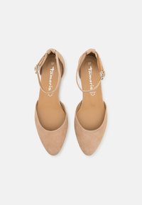Chaussures à talons hauts en daim beige avec un bout pointu, une bride de cheville et une doublure intérieure lisse. Présente une boucle métallique pour la fermeture. Taille 37.