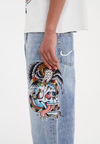 Ed Hardy SKULL SNAKE EAGLE TATTOO GRAPHIC - Jeansy Relaxed Fit