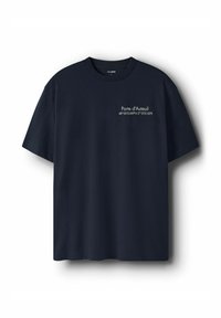 Marineblå bomulds-T-shirt med korte ærmer. Fronten har hvid tekst: "Porte d'Auteuil" og geografiske koordinater. Simpelt, klassisk design.