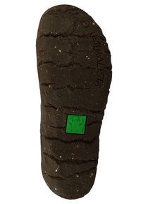 Suola della scarpa con una superficie in gomma marrone scuro e texture, caratterizzata da un logo di una rana verde e un motivo di battistrada per la presa. "EL NATURALISTA" è impresso.