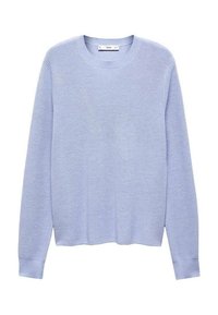 Jasnoniebieski sweter z dzianiny z okrągłym dekoltem, długimi rękawami i prążkowaną fakturą. Prosty dół oraz delikatne zdobienia na mankietach.
