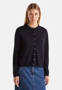 Černý kardigan s kulatým výstřihem, který má řadu malých perlových knoflíků. Vyrobený z měkkého materiálu, s pohodlným střihem a dlouhými rukávy.