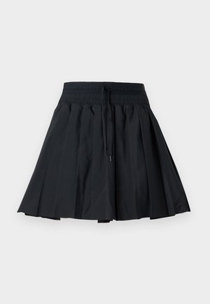 Μαύρη πλισέ φούστα με ελαστική μέση και κορδόνι, μήκους μέχρι το γόνατο, σε απλό ανοιχτό γκρι φόντο.