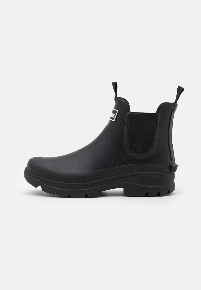 Bottes Chelsea en caoutchouc noir avec panneaux latéraux élastiques, semelle texturée, tirettes et un détail de logo sur le côté extérieur, conçues pour résister aux intempéries.