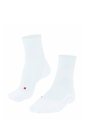 Weiße Knöchelsocken mit einem gerippten Muster und einem kleinen roten Logo auf der Zehe. Zwei Socken sind nebeneinander vor einem weißen Hintergrund präsentiert.