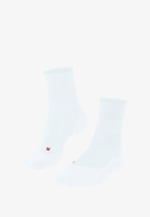 Weiße Knöchelsocken mit einem gerippten Muster und einem kleinen roten Logo auf der Zehe. Zwei Socken sind nebeneinander vor einem weißen Hintergrund präsentiert.