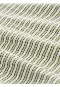 Textil s texturovanou bílou látkou s alternativními zelenými a hnědými cikcak pruhy, což vytváří vzorovaný vzhled.