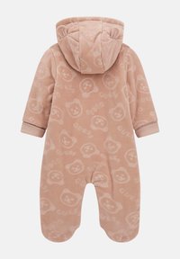 Doudoune pour bébé rose pâle avec capuche, motif de visages de teddy bears en tout-over, manches longues et pieds recouverts, présentée de dos.