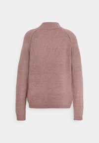 Mauve dzianinowy sweter z długimi rękawami, prążkowanymi mankietami, dołem i stójką, pokazany z tyłu na białym tle.