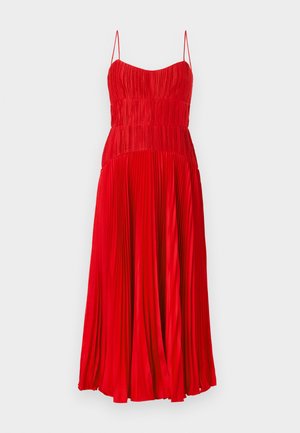 Rotes plissiertes Kleid mit tailliertem Oberteil und Spaghettiträgern, das einen fließenden Rock besitzt, der bis zur Mitte der Waden reicht. Glatte Textur.