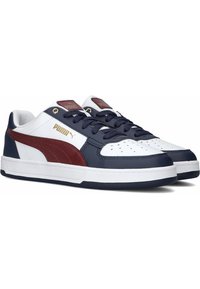 Baskets blanches avec des accents bleu marine et bordeaux, présentant une tige en cuir lisse, un bout rond, un système de laçage et une semelle en caoutchouc texturée.