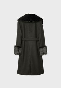 Lungo cappotto nero con ampio colletto in pelliccia sintetica e polsini abbinati in pelliccia sintetica, dotato di una cintura in vita e dettagli di cucitura sul retro.