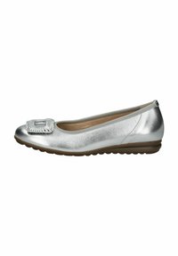 Zapatos planos de mujer en plata metálica, con punta redondeada, parte superior texturizada y acento decorativo de hebilla. Suela de goma baja para mayor comodidad.