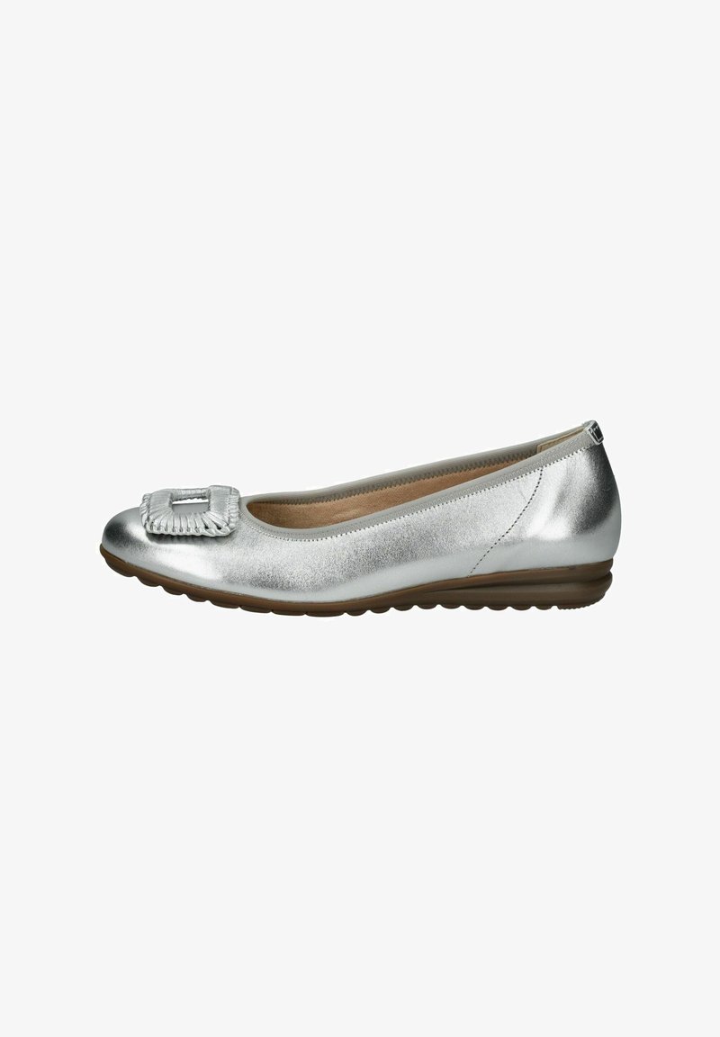 Zapatos planos de mujer en plata metálica, con punta redondeada, parte superior texturizada y acento decorativo de hebilla. Suela de goma baja para mayor comodidad.