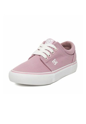 Różowy niski sneaker z materiału płóciennego z białymi sznurówkami, białą podeszwą i logo DC na boku i języku, przedstawiony pod kątem pokazującym przód i bok.