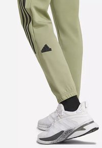adidas Performance FUTURE ICONS  - Donji dijelovi trenirke - groen