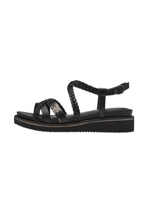 Sandales noires avec des brides tressées et une finition texturée. Caractéristiques d'une semelle large, d'un léger talon et d'une bride de cheville réglable.