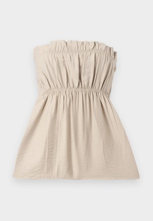 Strapless beige top met geplooide textuur, elastische band bovenaan en in de taille, en een zwierige silhouette. Lichtgewicht stof met subtiele glans.