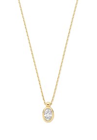 Gouden ketting met een ovale hanger met een heldere, facetteerde steen die licht weerspiegelt. Fijne, verweven schakels zorgen voor textuur.